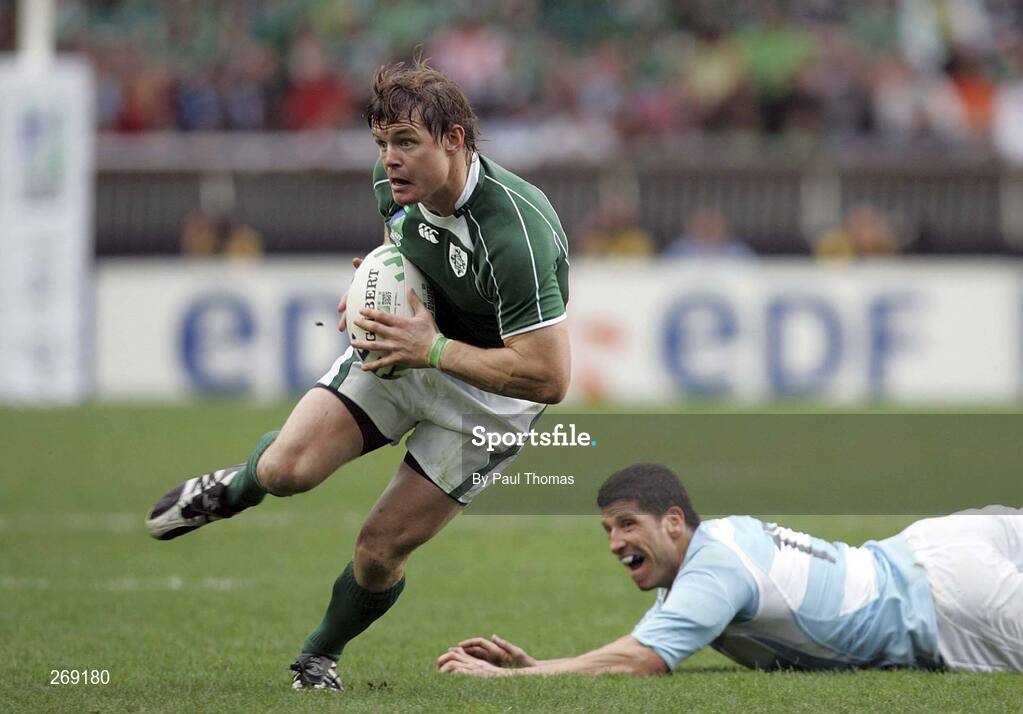 30 September 2007; Brian O'Driscoll, Ireland, beats the diving tackle of Manuel Contepomi, Argentina. 2007 Rugby World Cup, Pool D, Ireland v Argentina, The Parc des Princes, Paris, France. Picture credit; Paul Thomas / SPORTSFILE