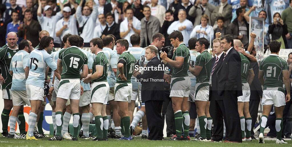 30 September 2007; Ireland Head coach Eddie O'Sullivan and his players applaud Argentina players as they leave the field. 2007 Rugby World Cup, Pool D, Ireland v Argentina, The Parc des Princes, Paris, France. Picture credit; Paul Thomas / SPORTSFILE