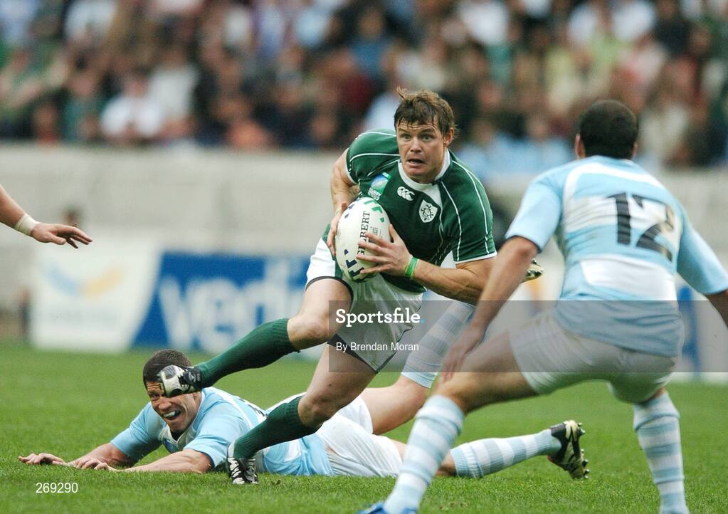 30 September 2007; Brian O'Driscoll, Ireland, breaks through the Argentina defence. 2007 Rugby World Cup, Pool D, Ireland v Argentina, Parc des Princes, Paris, France. Picture credit; Brendan Moran / SPORTSFILE