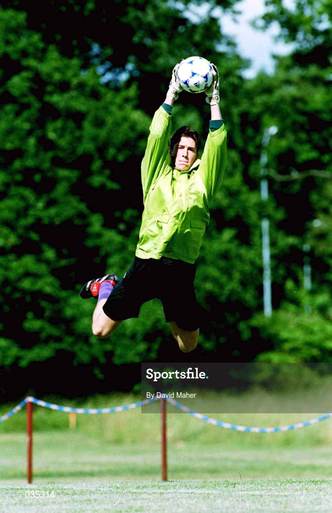 17 July 1999; Goalkeeper Dean Delaney during a Republic of Ireland training session at Karlbergsplan in Linkoping, Sweden. Photo by David Maher/Sportsfile
