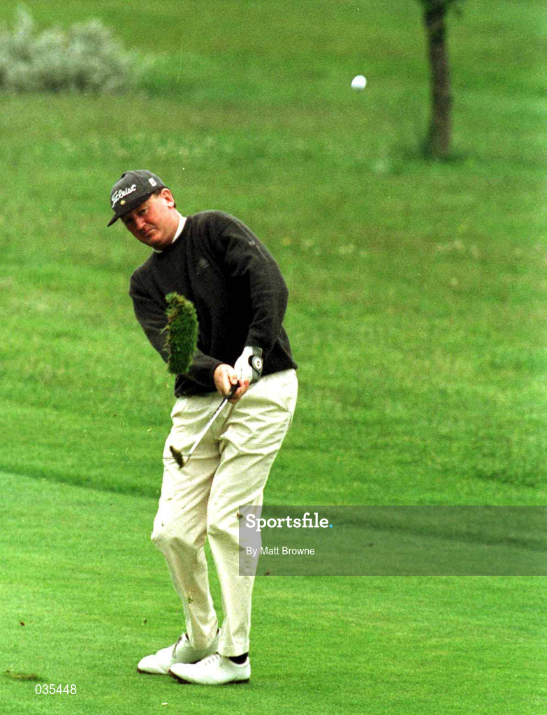 1 July 1999; Eamonn Darcy pitches onto the 5th green during day one the Murphy's Irish Open at Druids Glen in Wicklow. Photo by Matt Browne/Sportsfile