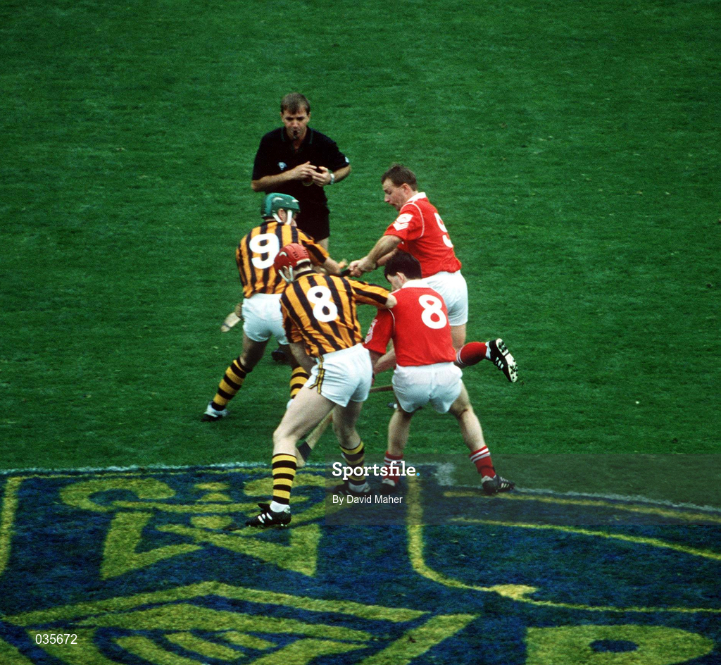 6 September 1992; Referee Dickie Murphy throws the ball in between Kilkenny pair Bill Hennessy with Michael Phelan and Seán McCarthy and Pat Buckley of Cork to start the All-Ireland Hurling Championship Final match between Kilkenny and Cork at Croke Park in Dublin. Photo by David Maher/Sportsfile