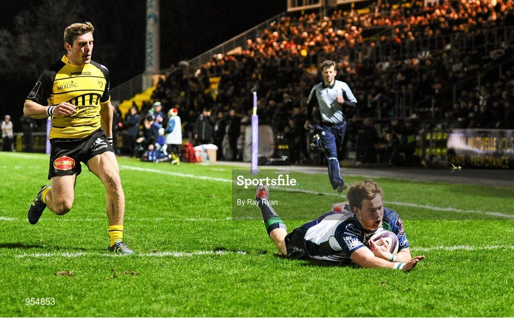 24 January 2015; Kieran Marmion, Connacht, touches down to score a try. European Rugby Champions Cup 2014/15, Pool 2, Round 6, La Rochelle v Connacht, Stade Marcel Deflandre, La Rochelle, France. Picture credit: Ray Ryan / SPORTSFILE
