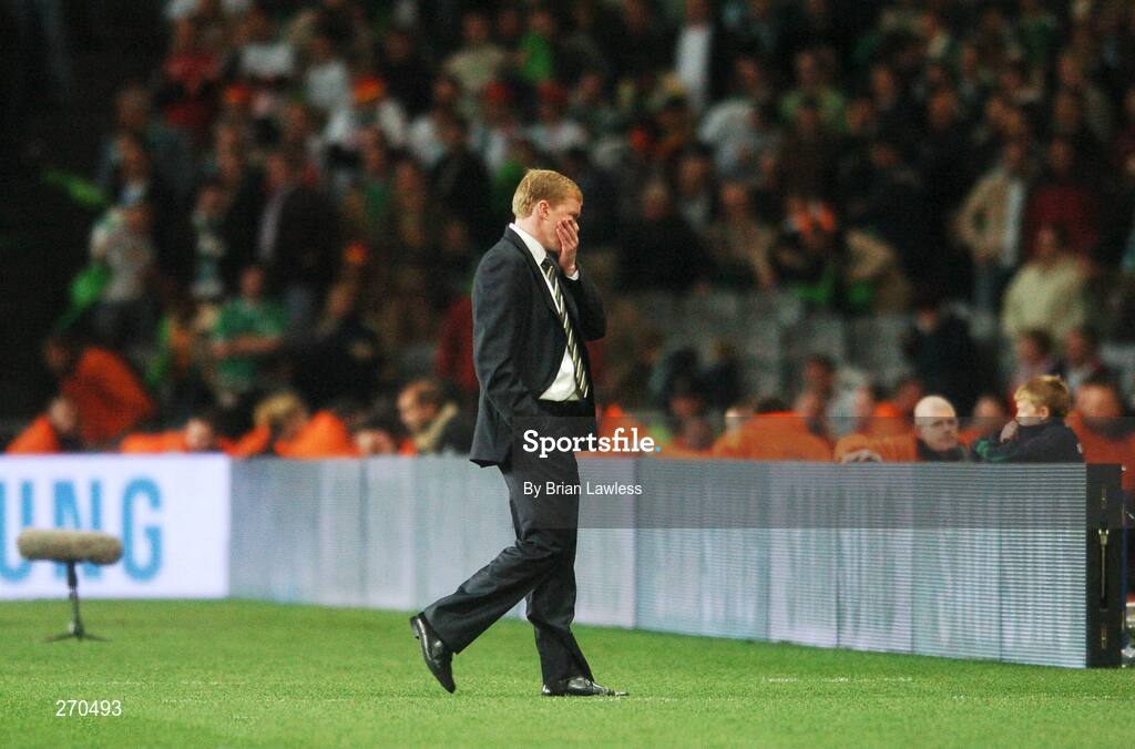 13 October 2007; Republic of Ireland manager Steve Staunton in the dying moments of the match. 2008 European Championship Qualifier, Republic of Ireland v Germany, Croke Park, Dublin. Picture credit; Brian Lawless / SPORTSFILE
