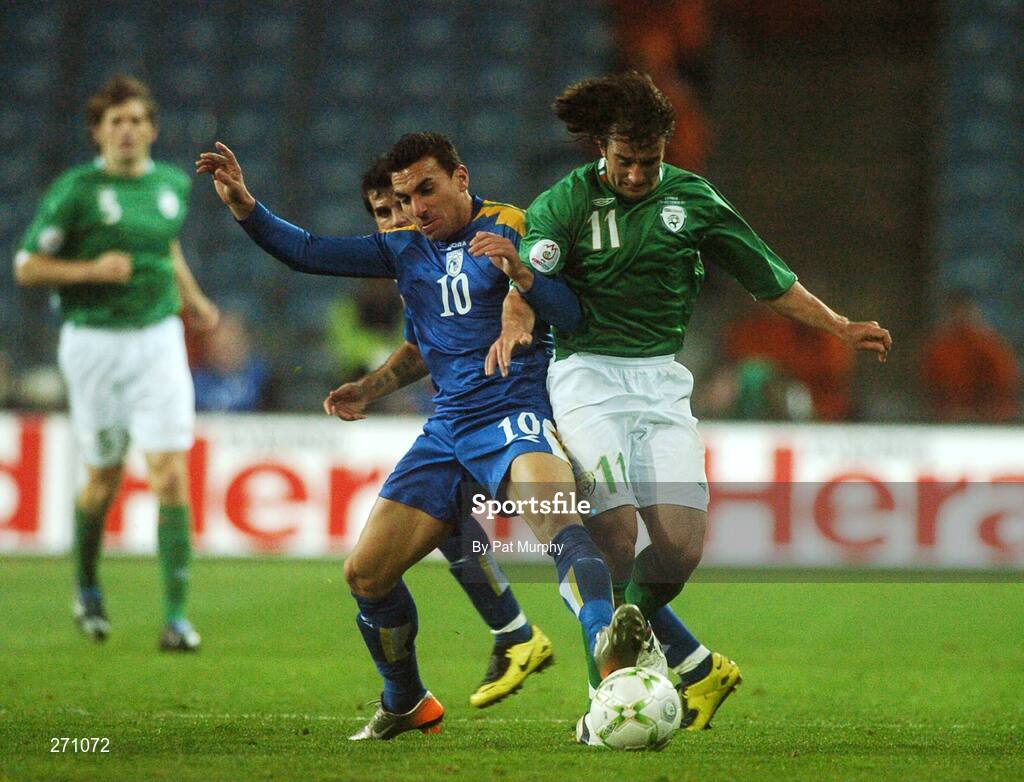 17 October 2007; Stephen Hunt, Republic of Ireland, in action against Constantinos Charalambides, Cyprus. 2008 European Championship Qualifier, Republic of Ireland v Cyprus, Croke Park, Dublin. Picture credit; Pat Murphy / SPORTSFILE