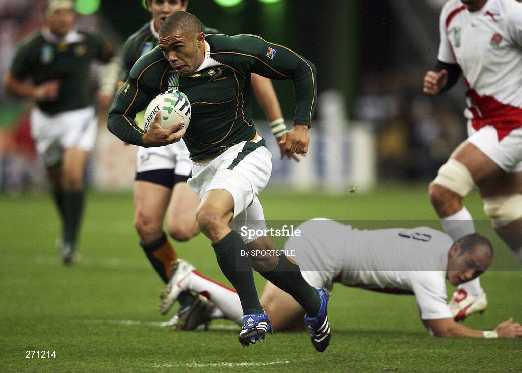 14 September 2007; Bryan Habana, South Africa, runs past Shaun Perry, England. IRB Rugby World Cup 2007, England v South Africa, Pool A, Stade De France, Paris, France. Picture credit; Paul Thomas / SPORTSFILE