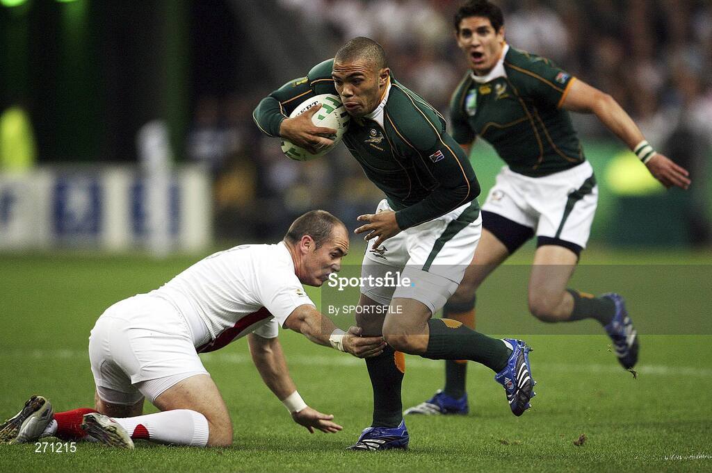 14 September 2007; Bryan Habana, South Africa, runs past Shaun Perry, England. IRB Rugby World Cup 2007, England v South Africa, Pool A, Stade De France, Paris, France. Picture credit; Paul Thomas / SPORTSFILE