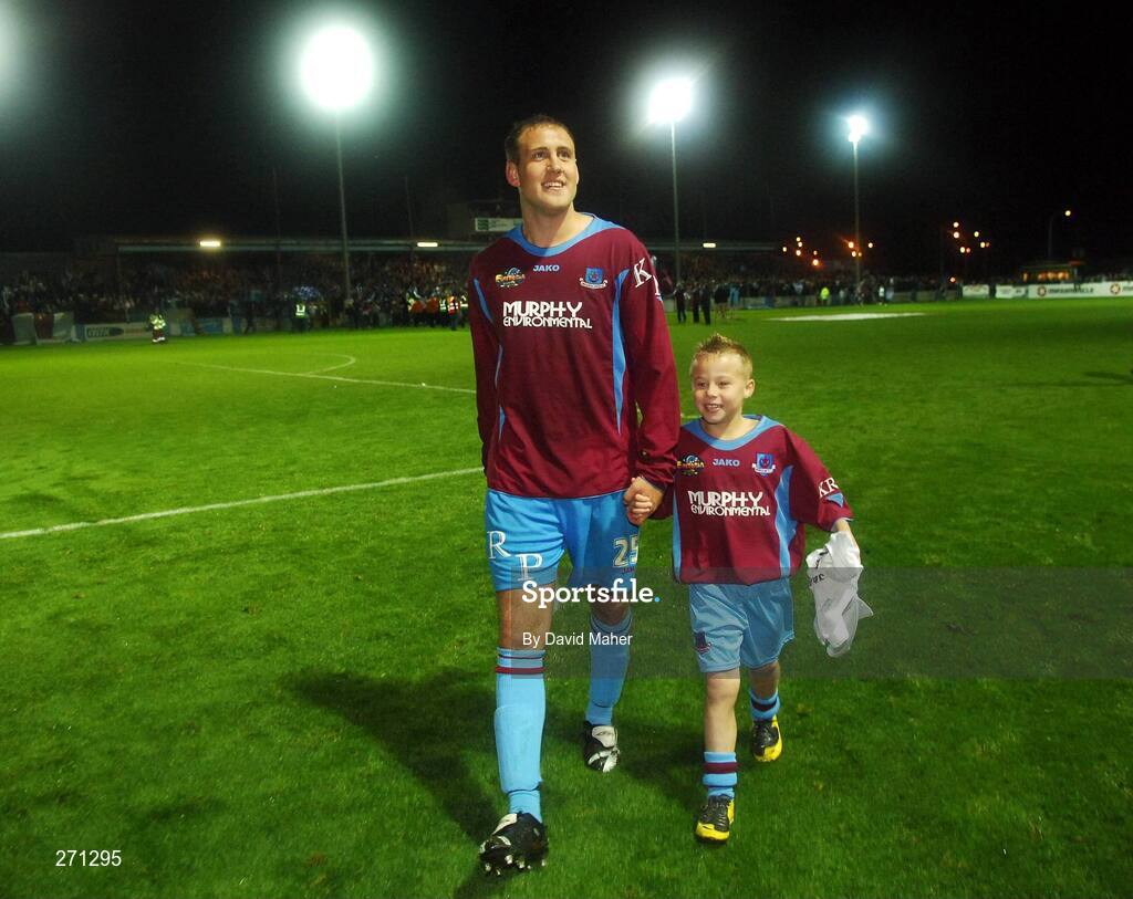 19 October 2007; Drogheda United winning goalscorer Guy Bates celebrates at the end of the game with his son John. eircom League of Ireland Premier Division, Drogheda United v Cork City, United Park, Drogheda. Picture credit; David Maher / SPORTSFILE