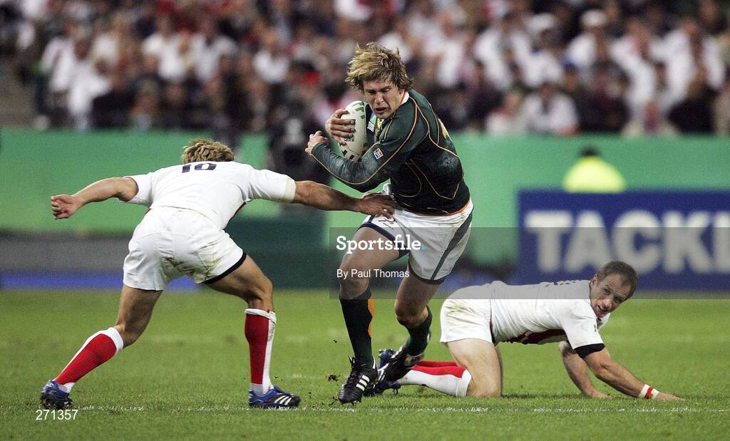 20 October 2007; Francois Steyn, South Africa, attacks past Jonny Wilkinson, left, and Mike Catt, England. Rugby World Cup Final, South Africa v England,Stade de France, Paris. Picture credit; Paul Thomas / SPORTSFILE