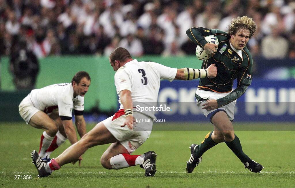 20 October 2007; Francois Steyn, South Africa, attacks past Phil Vckery, 3, and Mike Catt, left, England. Rugby World Cup Final, South Africa v England,Stade de France, Paris. Picture credit; Paul Thomas / SPORTSFILE