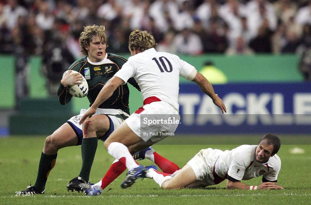 20 October 2007; Francois Steyn, South Africa, attacks past Mike Catt, right, and Jonny Wilkinson, England. Rugby World Cup Final, South Africa v England,Stade de France, Paris. Picture credit; Paul Thomas / SPORTSFILE