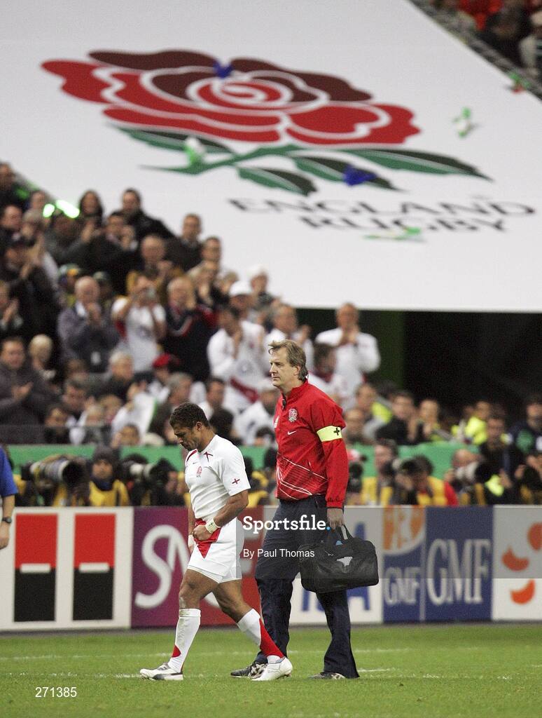 20 October 2007; England's Jason Robinson hobbles off the pitch. Rugby World Cup Final, South Africa v England,Stade de France, Paris. Picture credit; Paul Thomas / SPORTSFILE