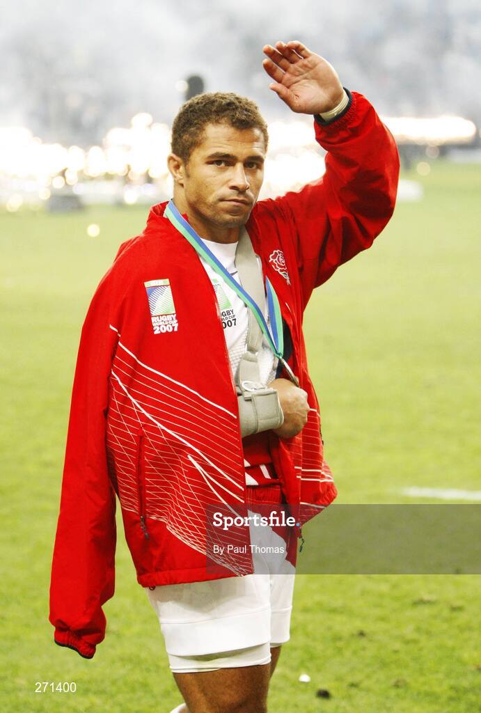 20 October 2007; England's Jason Robinson waves goodbye to the rugby crowd for the last time. Rugby World Cup Final, South Africa v England,Stade de France, Paris. Picture credit; Paul Thomas / SPORTSFILE