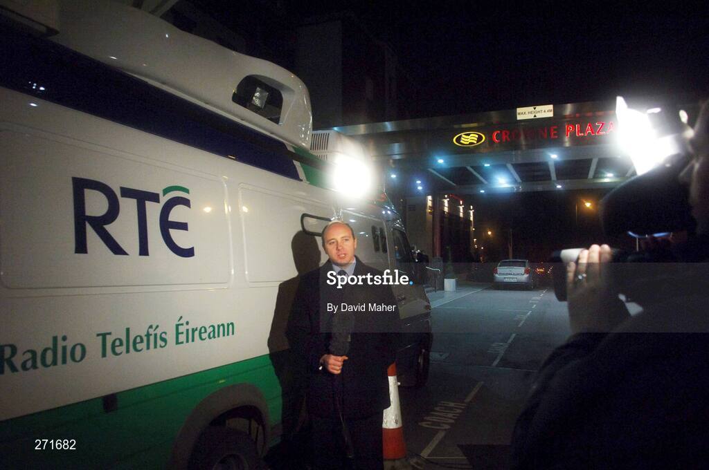 23 October 2007; RTE's Gareth O'Connor during a TV interview outside the Crowne Plaza hotel. The Crowne Plaza Hotel, Santry, Co. Dublin. Picture credit; David Maher / SPORTSFILE