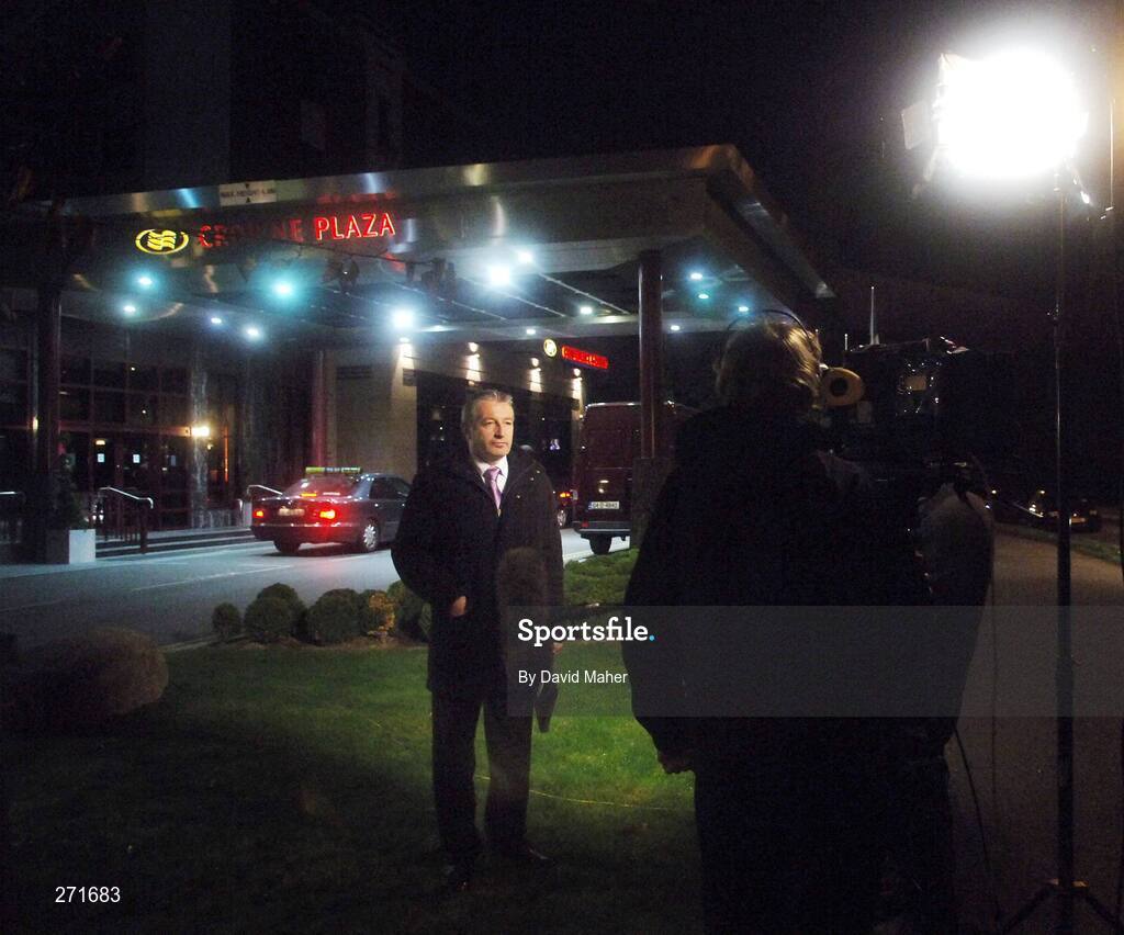23 October 2007; RTE's Tony O'Donoghue during a TV interview outside the Crowne Plaza hotel. The Crowne Plaza Hotel, Santry, Co. Dublin. Picture credit; David Maher / SPORTSFILE