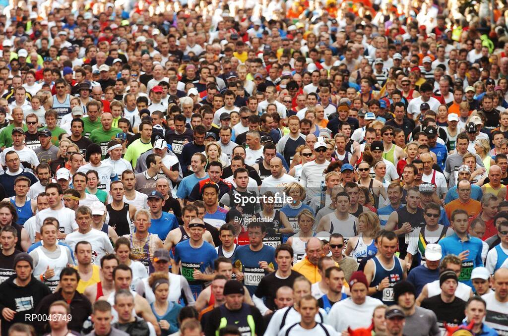 29 October 2007; Competitors during the start of the adidas Dublin City Marathon 2007, Merrion Square, Dublin. Photo by Sportsfile