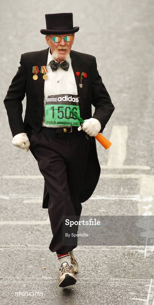 29 October 2007; Damien Barry from Waterford in action during the adidas Dublin City Marathon 2007, Merrion Square, Dublin. Photo by Sportsfile  *** Local Caption ***