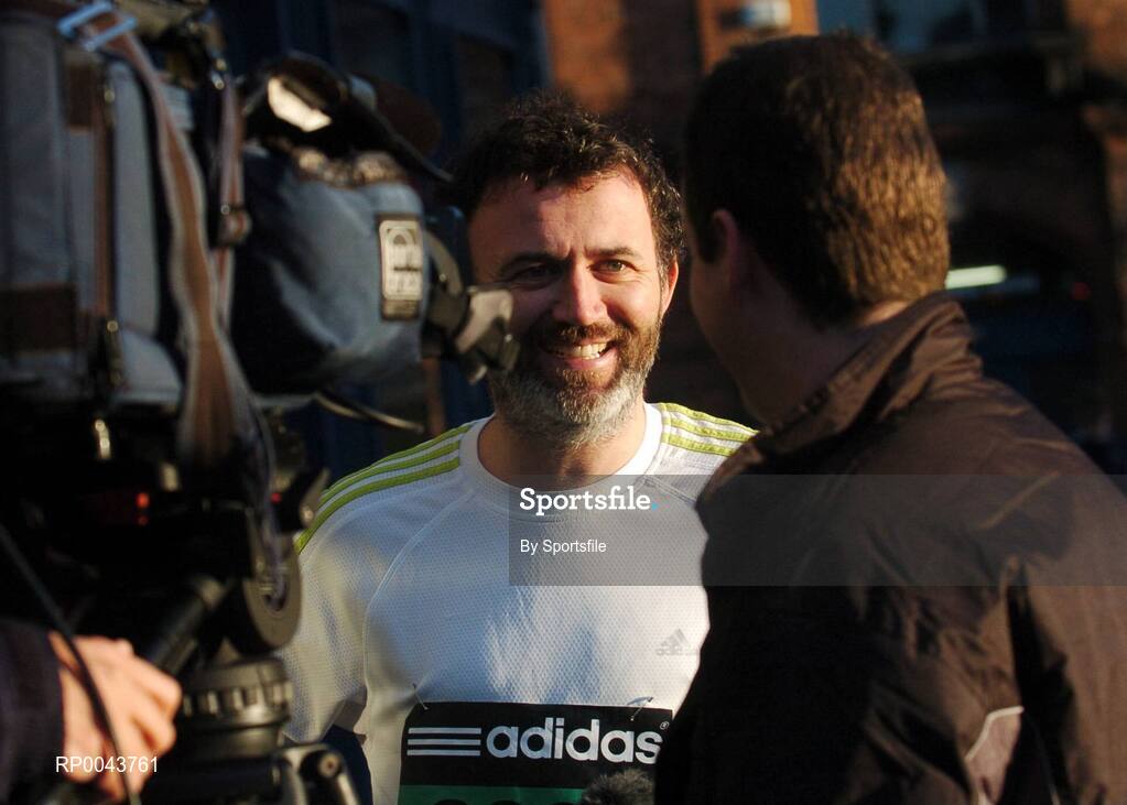 29 October 2007; Comedian Tommy Tiernan speaking to the media prior to the start of the adidas Dublin City Marathon 2007, Merrion Square, Dublin. Photo by Sportsfile  *** Local Caption ***