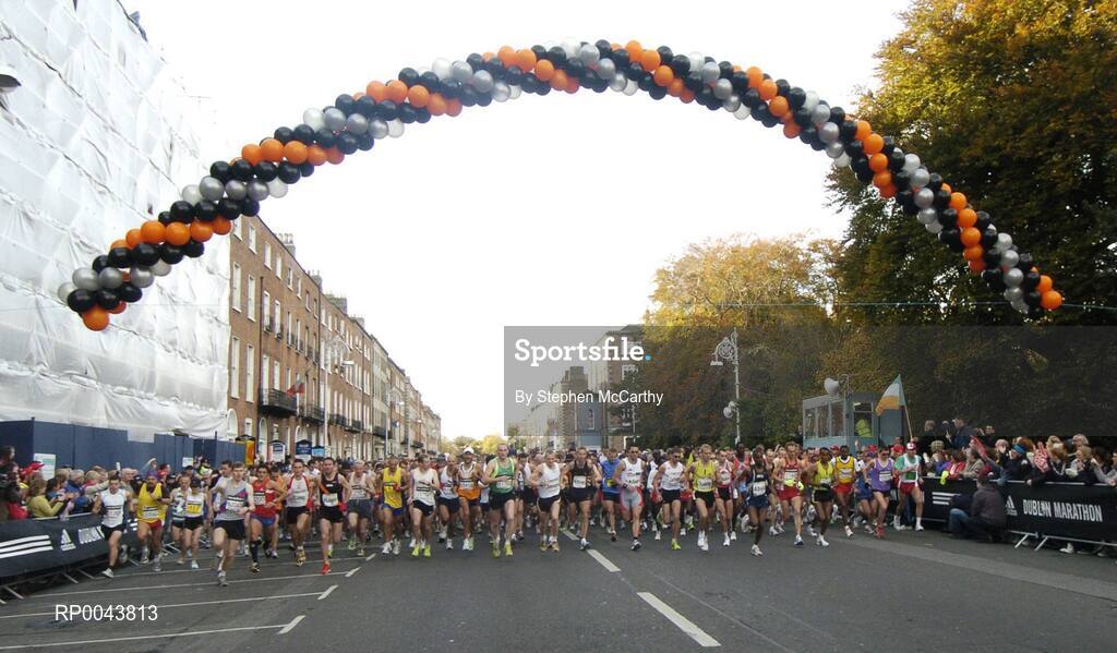 29 October 2007; Competitors during the start of the men's race depart Fitzwilliam Square East during the adidas Dublin City Marathon 2007, Merrion Square, Dublin. Picture credit: Stephen McCarthy / SPORTSFILE