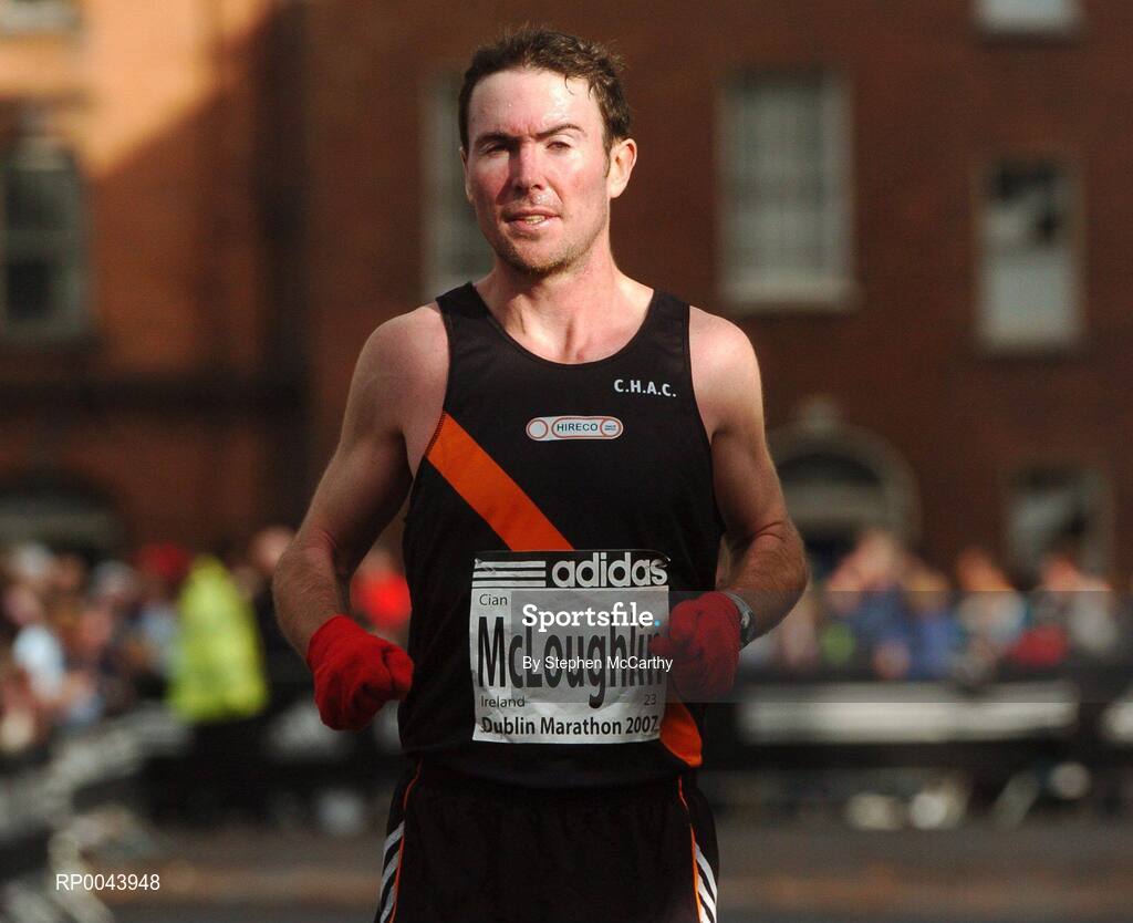 29 October 2007; Second placed Irish runner Cian McLoughlin, Clonliffe Harriers A.C., in action during the adidas Dublin City Marathon 2007, Merrion Square, Dublin. Picture credit: Stephen McCarthy / SPORTSFILE