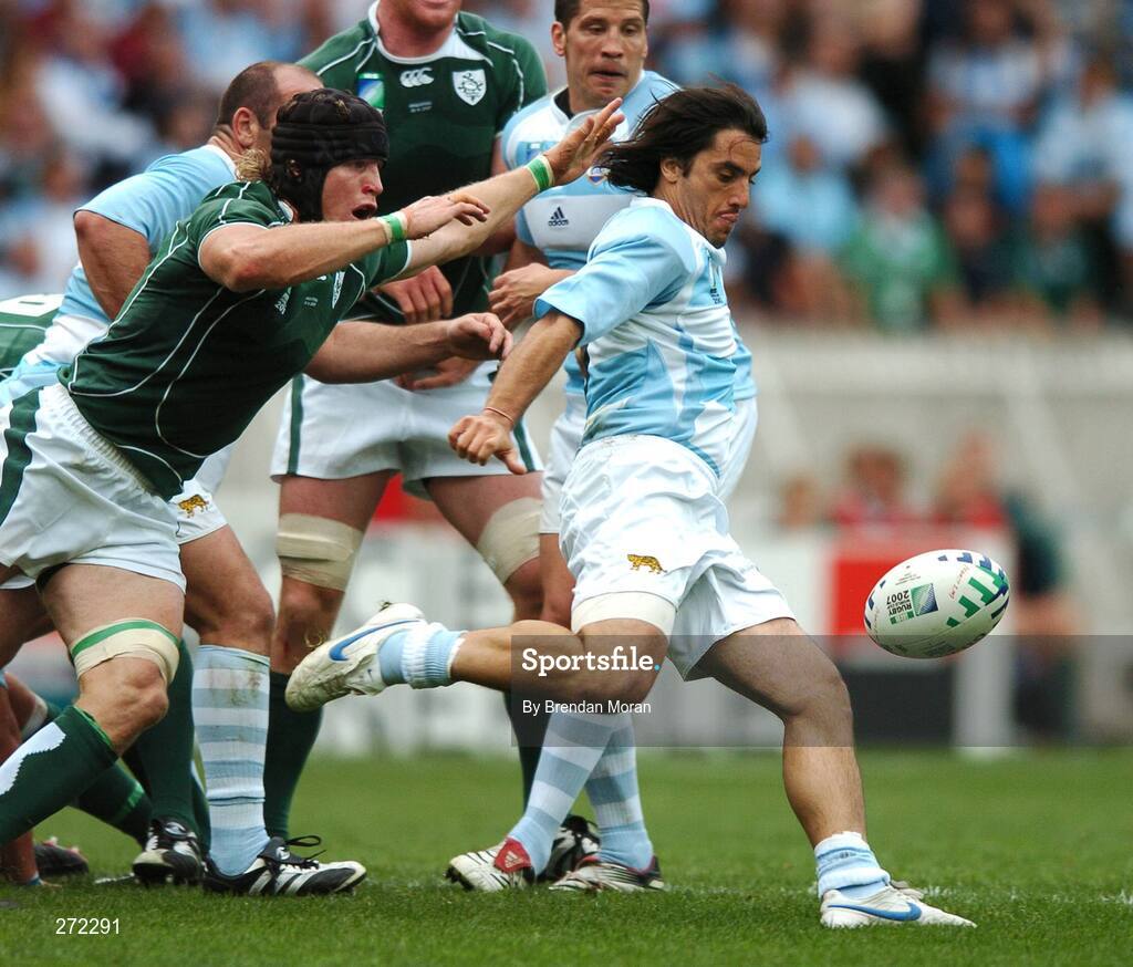 30 September 2007; Agustin Pichot, Argentina, in action against Simon Easterby, Ireland. 2007 Rugby World Cup, Pool D, Ireland v Argentina, Parc des Princes, Paris, France. Picture credit; Brendan Moran / SPORTSFILE
