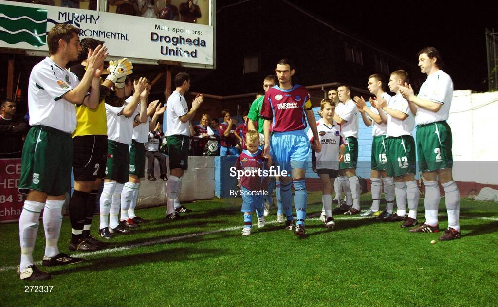 2 November 2007; Bray Wanderers give a guard of honour as league champions Drogheda United emerge on to the pitch. eircom Premier League Division, Drogheda United v Bray Wanderers, United Park, Drogheda. Photo by Sportsfile