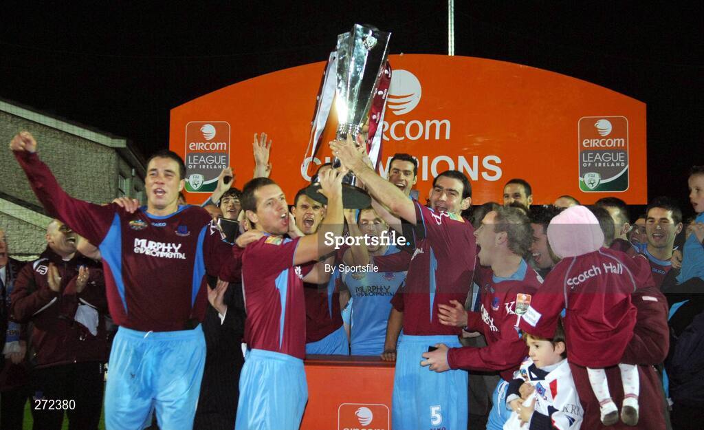 2 November 2007; Drogheda United's Declan O'Brien and Jason Gavin, right, lift the eircom League trophy. eircom Premier League Division, Drogheda United v Bray Wanderers, United Park, Drogheda. Photo by Sportsfile