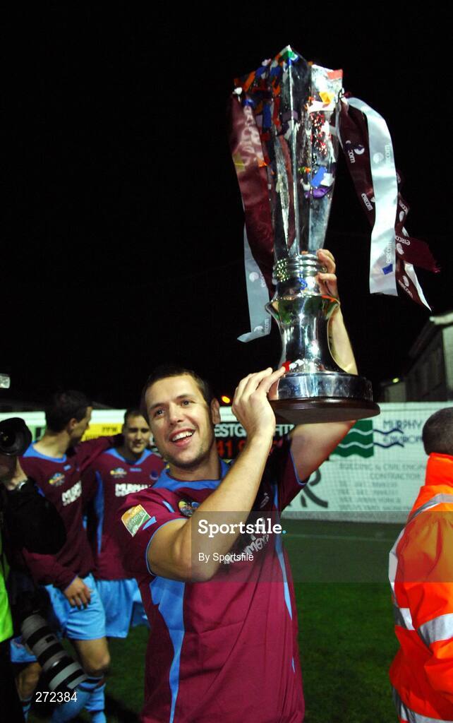 2 November 2007; Drogheda United's Declan O'Brien celebrates with the eircom League trophy. eircom Premier League Division, Drogheda United v Bray Wanderers, United Park, Drogheda. Photo by Sportsfile
