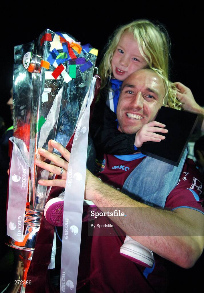2 November 2007; Drogheda United's Tony Grant and his daughter Ellen, aged 5, celebrate with the eircom League trophy. eircom Premier League Division, Drogheda United v Bray Wanderers, United Park, Drogheda. Photo by Sportsfile