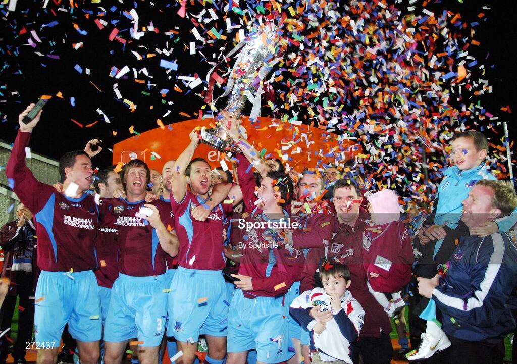 2 November 2007; Drogheda United celebrate with the eircom League Cup. eircom Premier League Division, Drogheda United v Bray Wanderers, United Park, Drogheda. Photo by Sportsfile