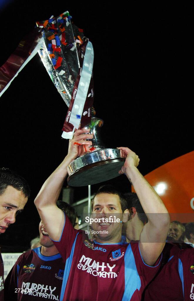 2 November 2007; Drogheda United's Declan O'Brien celebrates with the eircom League Cup. eircom Premier League Division, Drogheda United v Bray Wanderers, United Park, Drogheda. Photo by Sportsfile