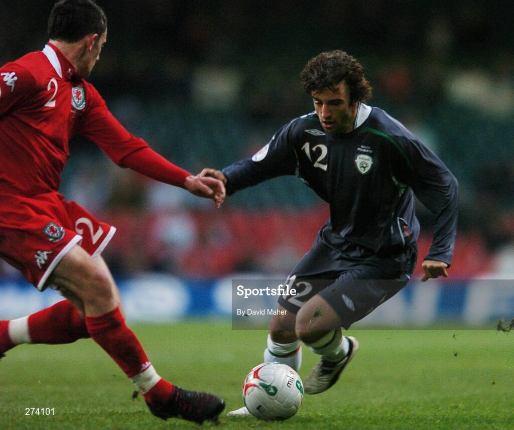 17 November 2007; Stephen Hunt, Republic of Ireland, in action against Neale Eardley, Wales. 2008 European Championship Qualifier, Wales v Republic of Ireland, Millennium Stadium, Cardiff, Wales. Picture credit; David Maher / SPORTSFILE