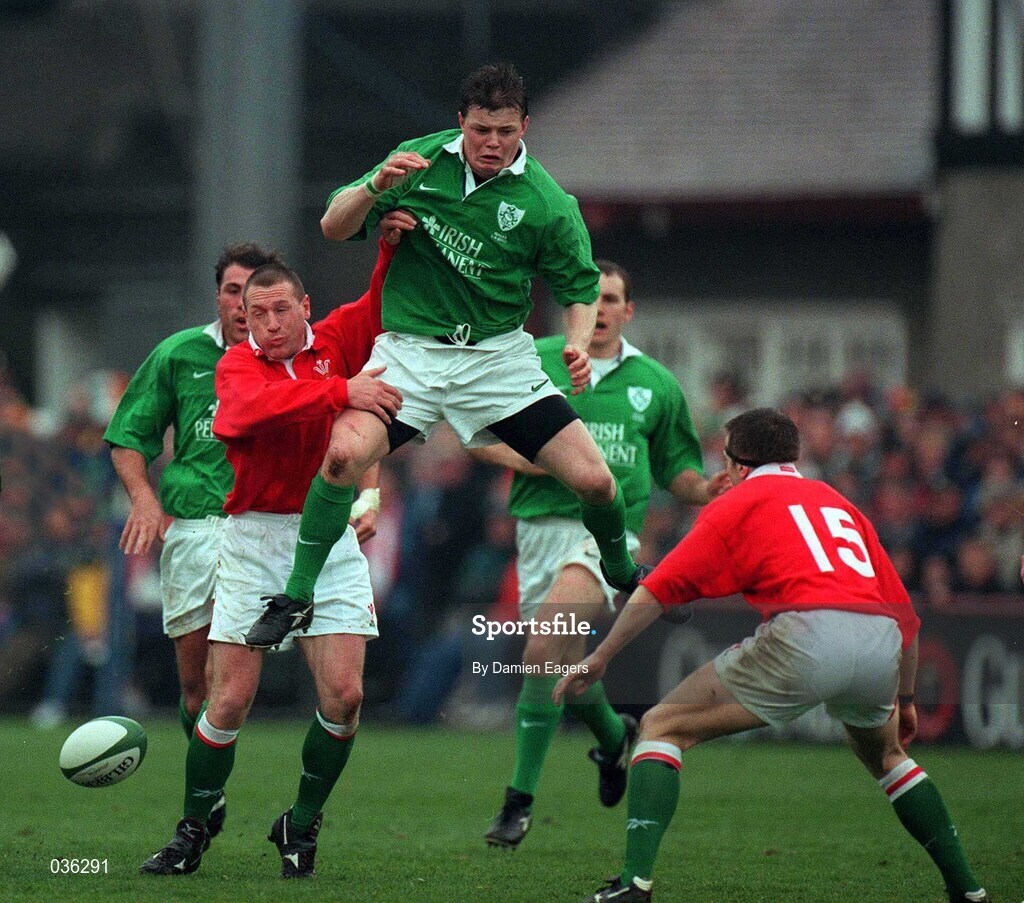 1 April 2000; Brian O'Driscoll of Ireland in action against David Young, left, and Gethin Williams of Wales during the Lloyds TSB 6 Nations match between Ireland and Wales at Lansdowne Road in Dublin. Photo by Damien Eagers/Sportsfile
