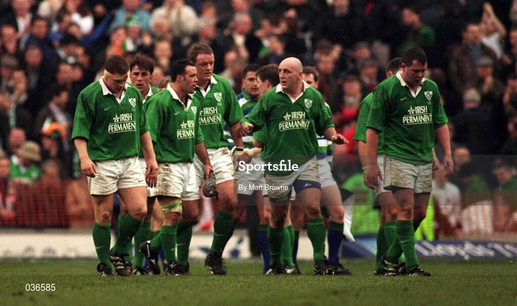 5 February 2000; Ireland players look dejected following the Lloyds TSB 6 Nations match between England and Ireland at Twickenham Stadium in London. Photo by Matt Browne/Sportsfile
