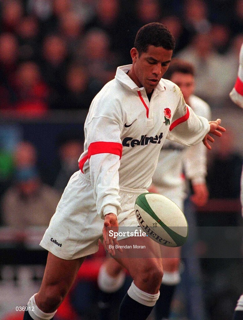 6 March 1999; Jeremy Guscott of England during the Five Nations Rugby Championship match between Ireland and England at Lansdowne Road in Dublin. Photo by Brendan Moran/Sportsfile