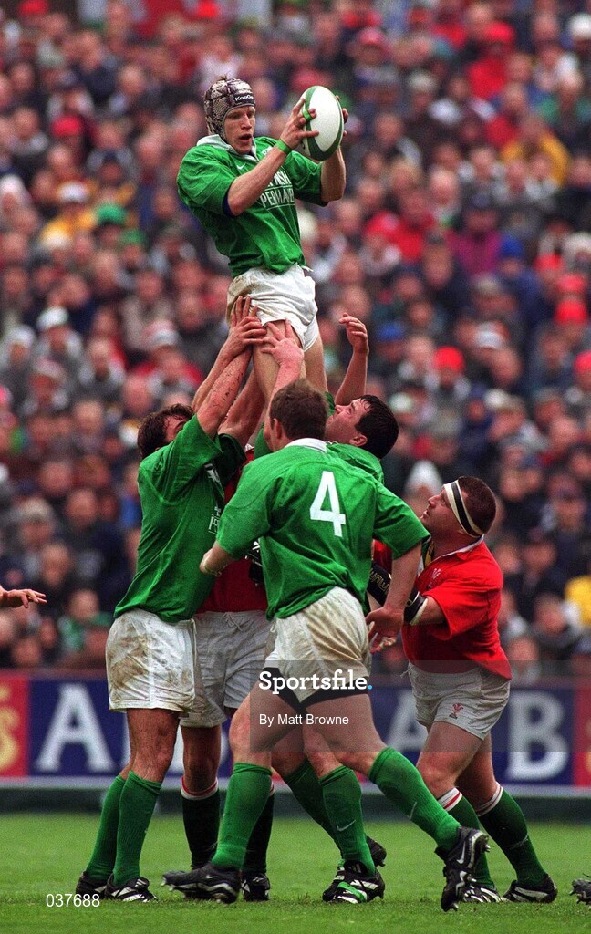 1 April 2000; Simon Easterby of Ireland wins possession of a line-out during the Lloyds TSB 6 Nations match between Ireland and Wales at Lansdowne Road in Dublin. Photo by Matt Browne/Sportsfile