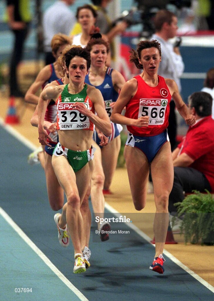 27 February 2000; Sinead Delahunty of Ireland competes in the Women's 1500m on Day Three of the European Athletics Indoor Championships at Flanders Sports Arena in Ghent, Belgium. Photo by Brendan Moran/Sportsfile