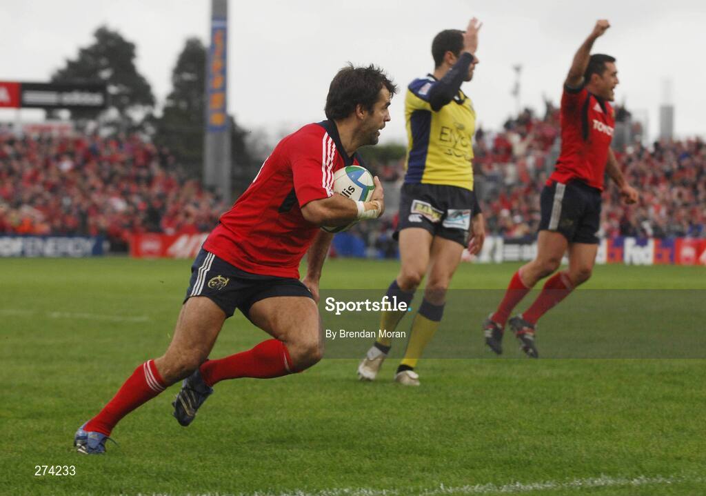 18 November 2007; Brian Carney, Munster, runs through to score his side's third try. Heineken Cup, Pool 5, Round 2, Munster v Clermont Auvergne, Thomond Park, Limerick. Picture credit; Brendan Moran / SPORTSFILE *** Local Caption ***