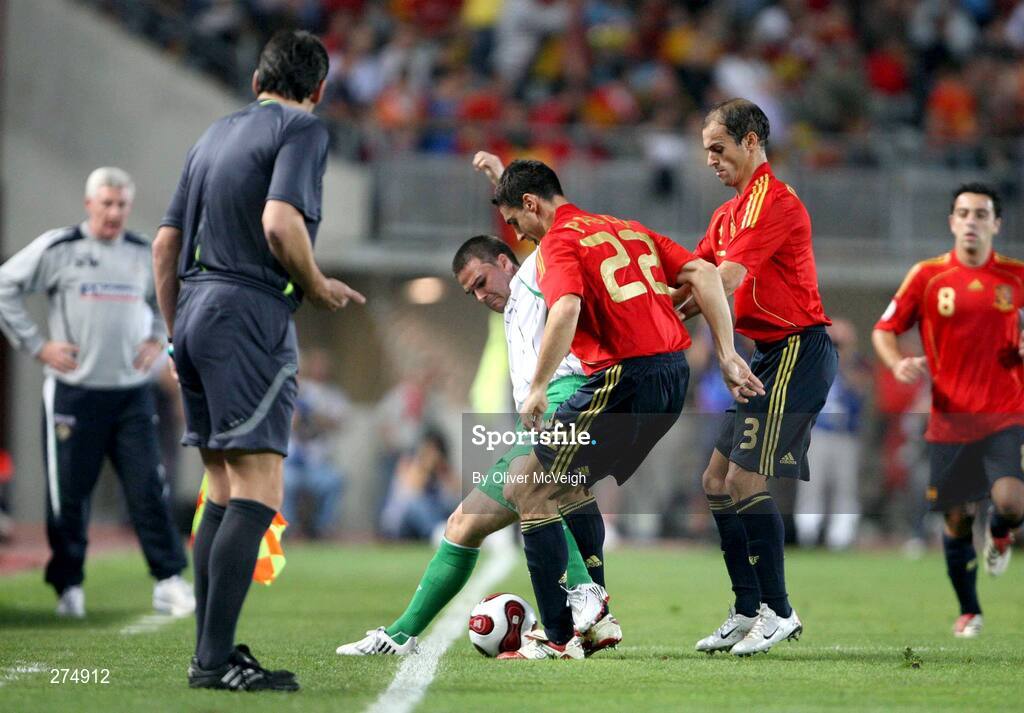 21 November 2007; David Healy, Northern Ireland, in action against Pablo, 22, and Mariano Pernia, Spain. 2008 European Championship Qualifier, Spain v Northern Ireland, Estadio de Gran Canaria, Las Palmas, Spain. Picture credit; Oliver McVeigh / SPORTSFILE