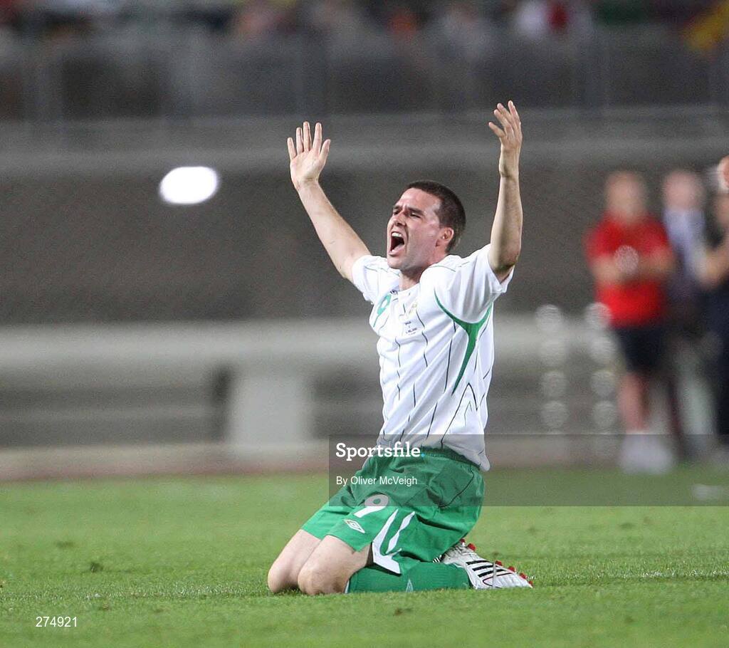 21 November 2007; David Healy, Northern Ireland, appeals for a free kick. 2008 European Championship Qualifier, Spain v Northern Ireland, Estadio de Gran Canaria, Las Palmas, Spain. Picture credit; Oliver McVeigh / SPORTSFILE