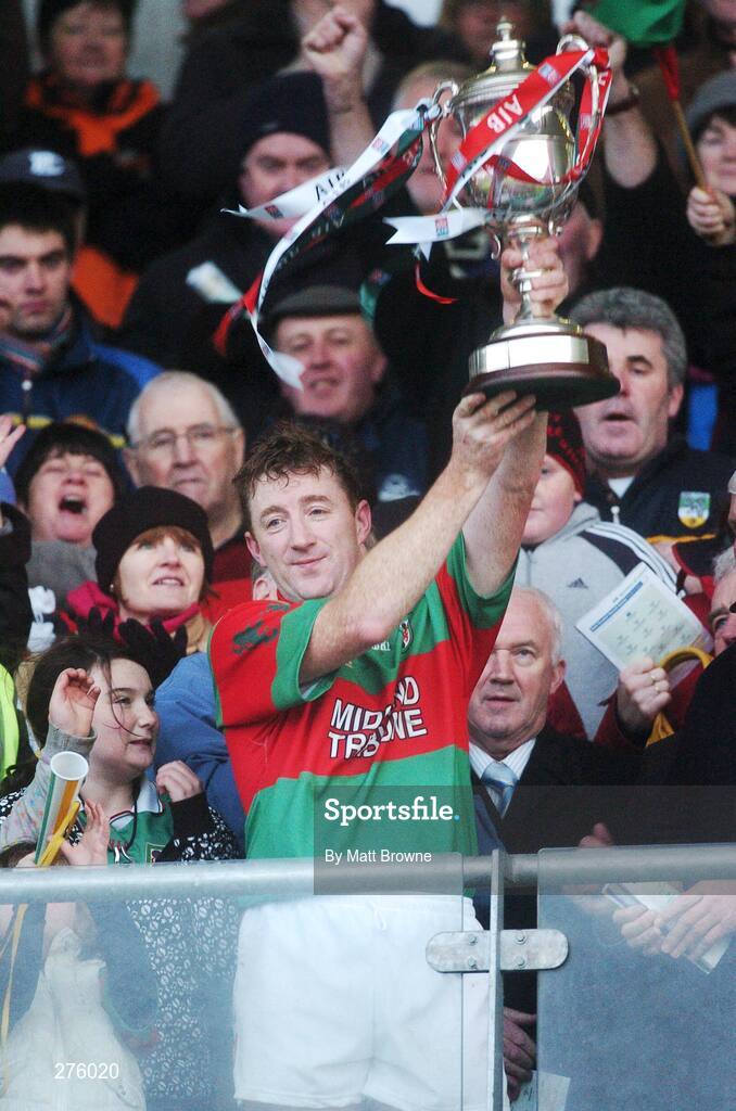 2 December 2007; Brian Whelahan, Birr, captain lifts the cup. AIB Leinster Club Hurling Championship Final, Loughmore-Castleiney, Birr, Offaly, v Ballyboden St Enda's, Dublin, O'Connor Park, Tullamore, Co. Offaly. Picture credit; Caroline Quinn / SPORTSFILE