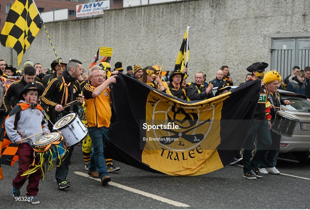 15 February 2015; Austin Stacks supporters arrive at O'Moore Park ahead of the game. AIB GAA Football All-Ireland Senior Club Championship, Semi-Final, Austin Stacks v Slaughtneil, O'Moore Park, Portlaoise, Co. Laois. Picture credit: Brendan Moran / SPORTSFILE