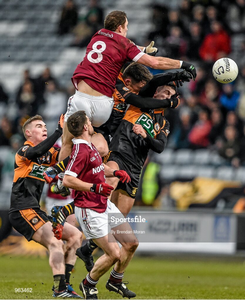 15 February 2015; Patsy Bradley, Slaughtneil, attempts to catch a kick out ahead of Greg Horan, left, and Conor Jordan, right, Austin Stacks. AIB GAA Football All-Ireland Senior Club Championship, Semi-Final, Austin Stacks v Slaughtneil, O'Moore Park, Portlaoise, Co. Laois. Picture credit: Brendan Moran / SPORTSFILE