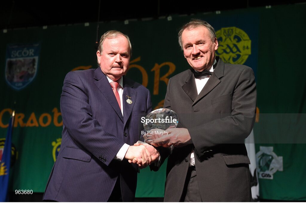 14 February 2015; Uachtaran Cumann Luthcleas Gael Liam O Neill makes a presentation to Quiz Master Micheal O Mairtin, right, after the All-Ireland Scór na nÓg Championship Finals 2015. Citywest Hotel, Saggart, Co. Dublin. Picture credit: Pat Murphy / SPORTSFILE