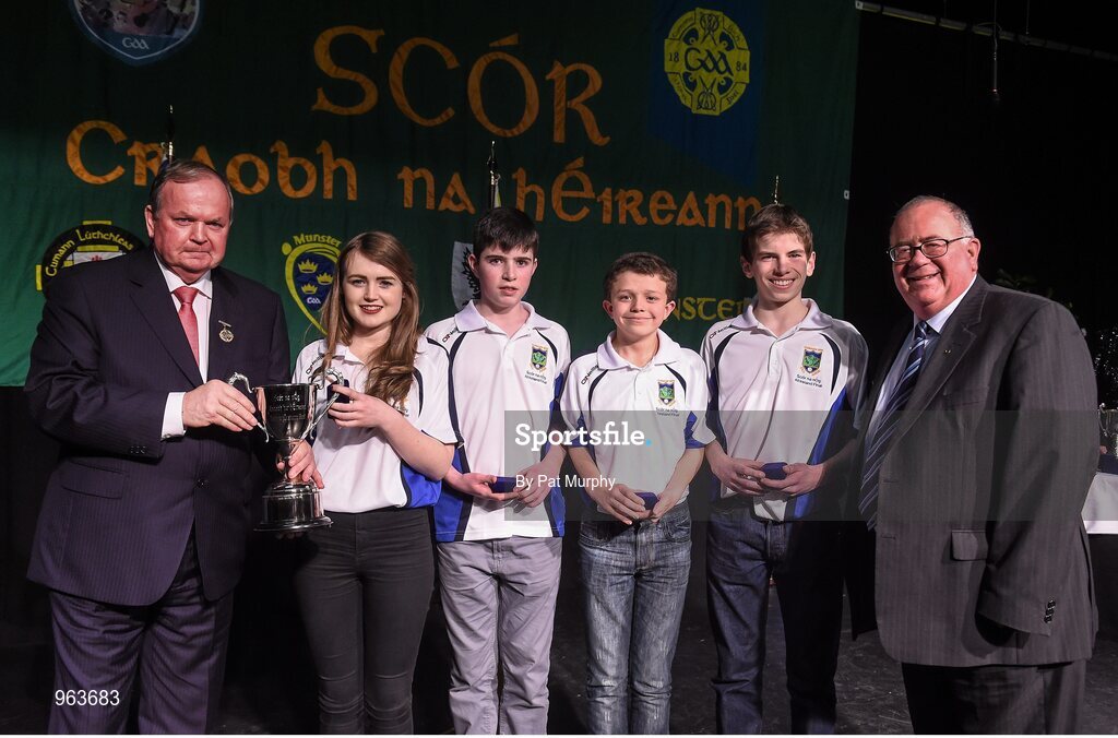 14 February 2015; The Spa Cill Airne, Co. Kerry, team of Niamh Ni Chlumhain, Tomas Pleamonn, Micheal O hEithrirn and Seamus O Loiinsigh are presented with their trophy by Uachtaran Cumann Luthcleas Gael Liam O Neill, left, and Liam O Laochdha, Cathaoirleach, Coiste Naisiunta Scor, right, after winning the Table Quiz competition at the All-Ireland Scór na nÓg Championship Finals 2015. Citywest Hotel, Saggart, Co. Dublin. Picture credit: Pat Murphy / SPORTSFILE