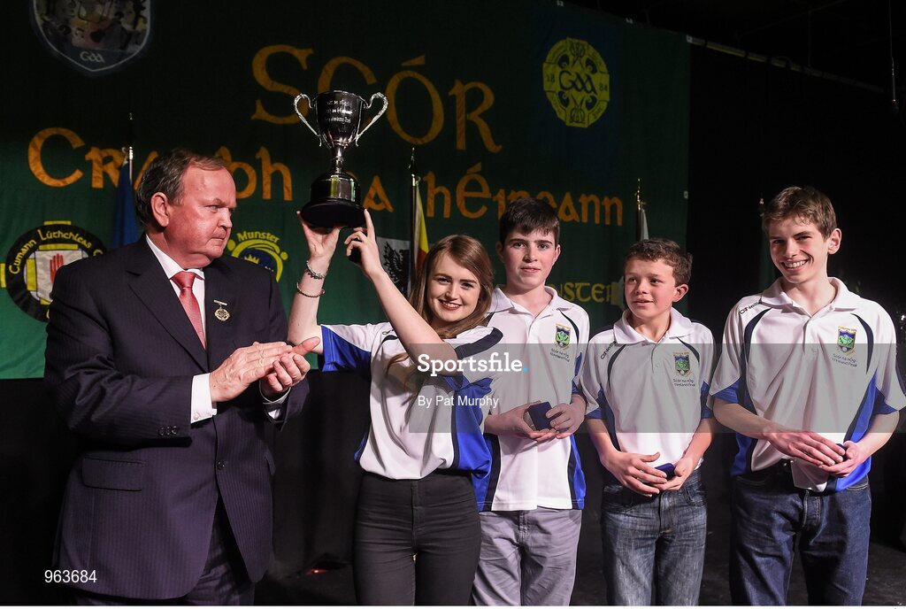 14 February 2015; The Spa Cill Airne, Co. Kerry, team of Niamh Ni Chlumhain, Tomas Pleamonn, Micheal O hEithrirn and Seamus O Loiinsigh are presented with their trophy by Uachtaran Cumann Luthcleas Gael Liam O Neill after winning the Table Quiz competition at the All-Ireland Scór na nÓg Championship Finals 2015. Citywest Hotel, Saggart, Co. Dublin. Picture credit: Pat Murphy / SPORTSFILE