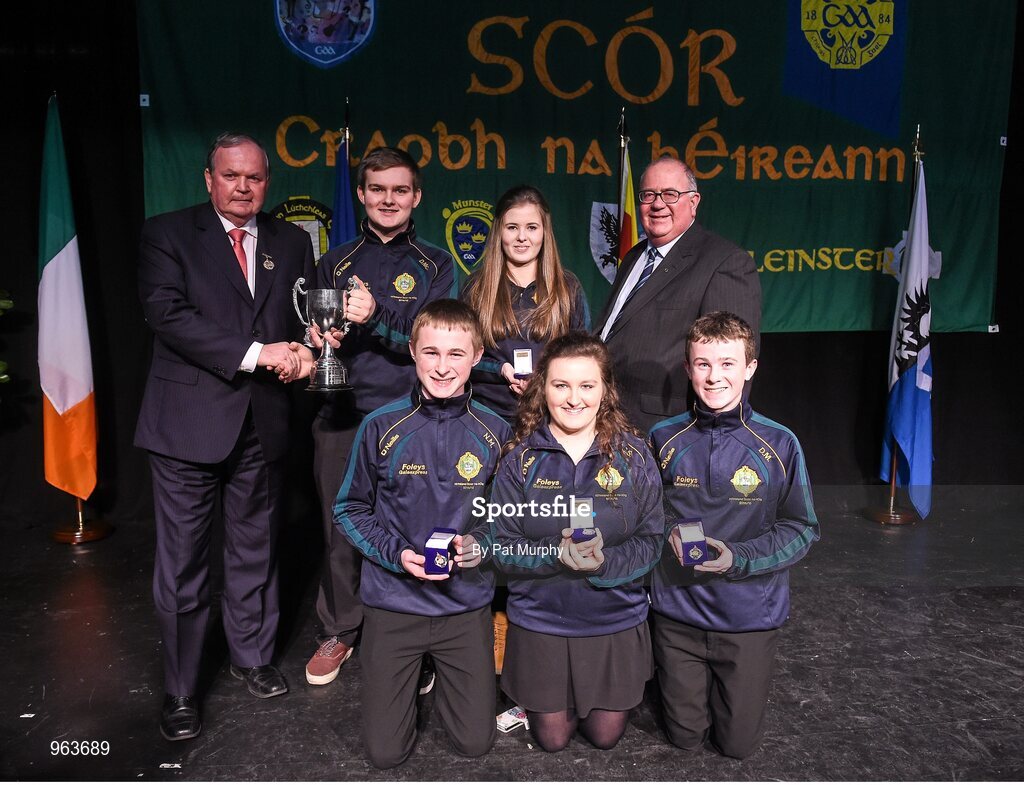 14 February 2015; The Lixnaw, Co. Kerry, team of, from left, Donncha Mac Eileagoid, Neilus O Macasa, Elena Nic Eileagoid, Ciara Ni Sheanain and Dara O Macasa are presented with their trophy by Uachtaran Cumann Luthcleas Gael Liam O Neill, left, and Liam O Laochdha, Cathaoirleach, Coiste Naisiunta Scor, right, after winning the Instrumental Music competition during the All-Ireland Scór na nÓg Championship Finals 2015. Citywest Hotel, Saggart, Co. Dublin. Picture credit: Pat Murphy / SPORTSFILE