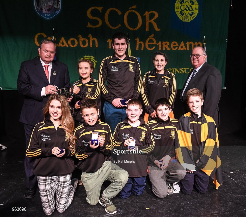 14 February 2015; The The Downs, Co. Westmeath, team of, back row, from left, Niamh Rowan, Paul Lynam and Serena Wynne. Front row from left, Megan Keenaghan, Tom Tuite, Ruairi Shiel, Donal Doherty and Matthew Cunningham are presented with their trophy by Uachtaran Cumann Luthcleas Gael Liam O Neill, left, and Liam O Laochdha, Cathaoirleach, Coiste Naisiunta Scor, right, after winning the Leiriu competition during the All-Ireland Scór na nÓg Championship Finals 2015. Citywest Hotel, Saggart, Co. Dublin. Picture credit: Pat Murphy / SPORTSFILE