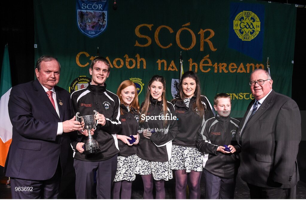 14 February 2015; The Moate All Whites, Co. Westmeath, team, from left, James Rabbitte, Lisa King, Roisin Hamm, Jennifer Coughlan and Oisin Johnston, are presented with their trophy by Uachtaran Cumann Luthcleas Gael Liam O Neill, left, and Liam O Laochdha, Cathaoirleach, Coiste Naisiunta Scor, right, after winning the Ballad Group competition during the All-Ireland Scór na nÓg Championship Finals 2015. Citywest Hotel, Saggart, Co. Dublin. Picture credit: Pat Murphy / SPORTSFILE