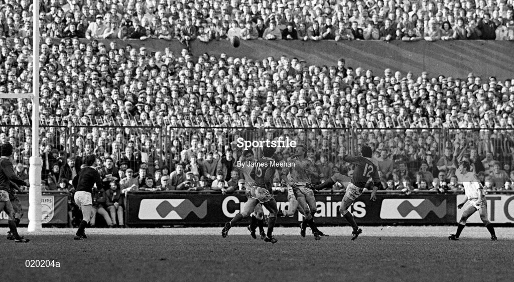 30 March 1985; Ireland's Michael Kiernan, 12, watches as his drop at goal goes over to seal Ireland's victory over England and the Triple Crown. Five Nations Rugby Championship, Ireland v England, Lansdowne Road, Dublin. Picture credit: James Meehan / SPORTSFILE